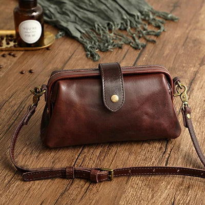 Herdis | Classic and compact bag in a warm cognac shade