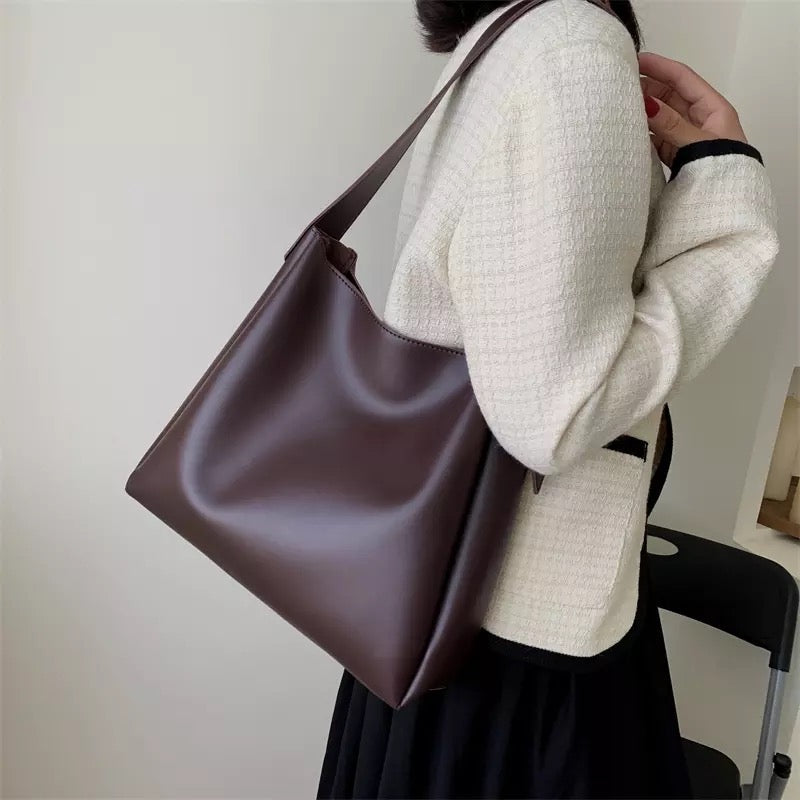 Asløg | Minimalist shoulder bag in a modern cut
