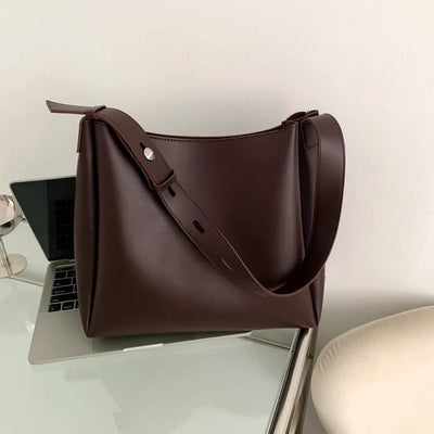 Asløg | Minimalist shoulder bag in a modern cut