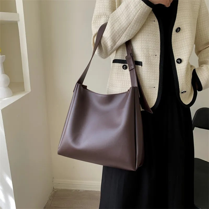 Asløg | Minimalist shoulder bag in a modern cut