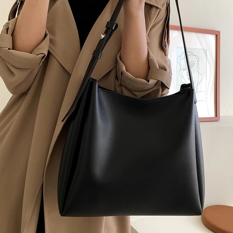 Asløg | Minimalist shoulder bag in a modern cut