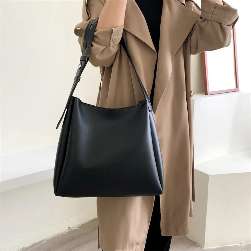 Asløg | Minimalist shoulder bag in a modern cut