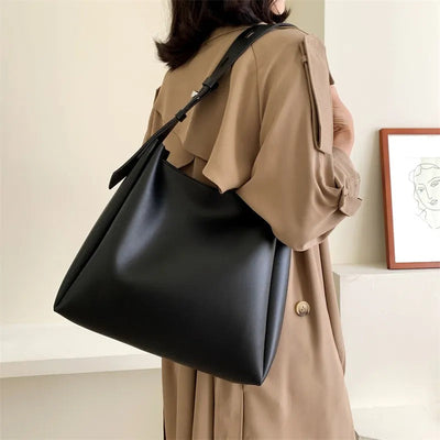 Asløg | Minimalist shoulder bag in a modern cut