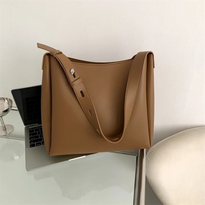 Asløg | Minimalist shoulder bag in a modern cut