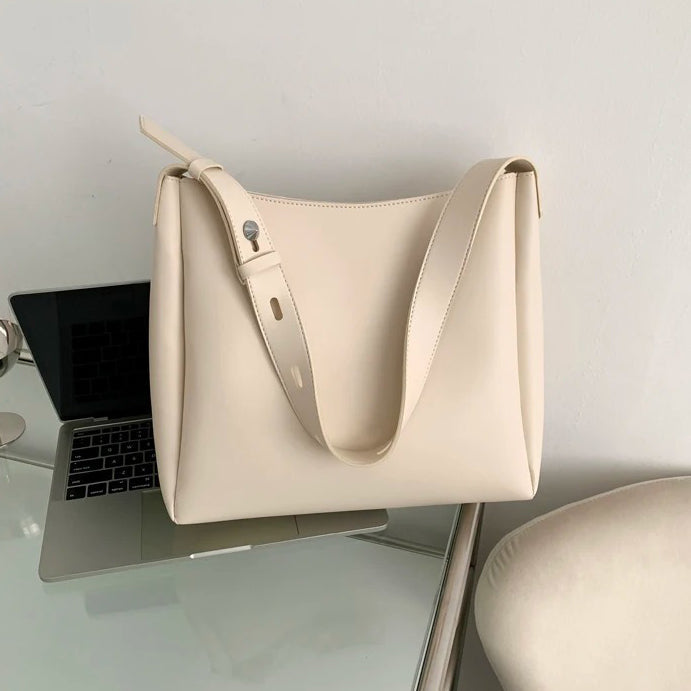 Asløg | Minimalist shoulder bag in a modern cut