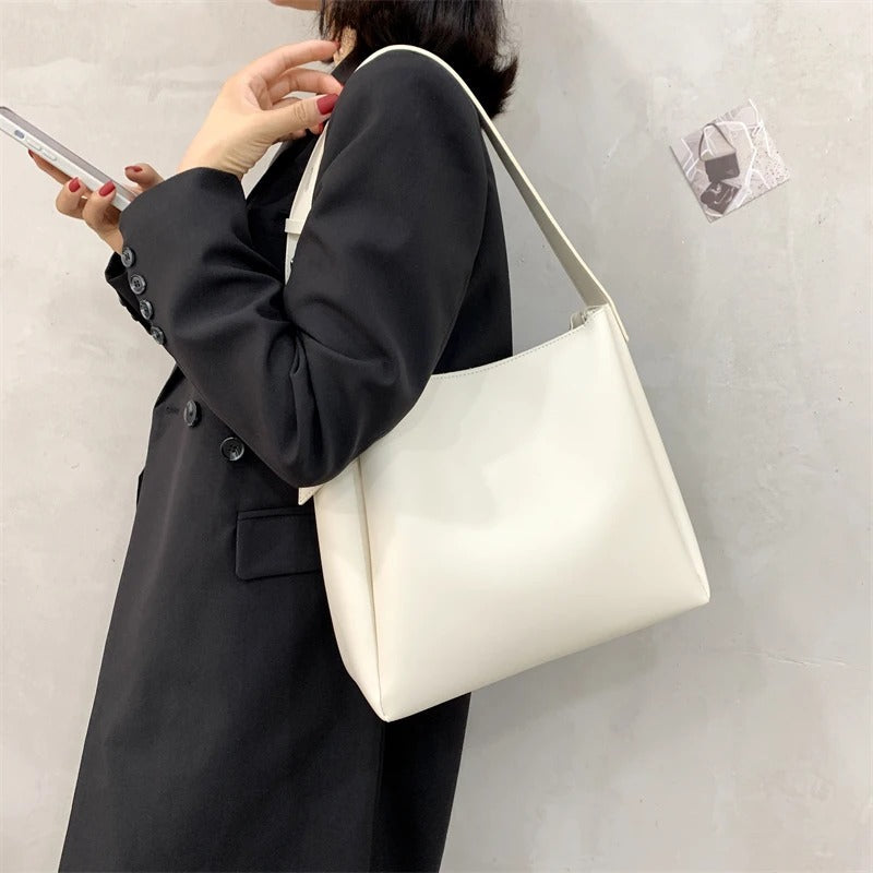 Asløg | Minimalist shoulder bag in a modern cut
