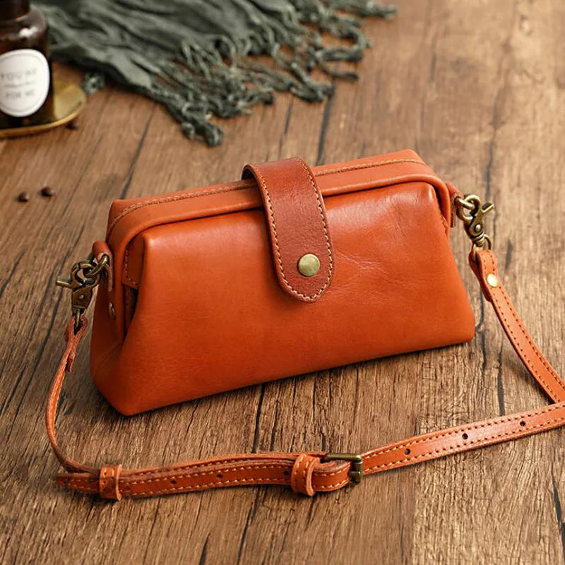 Herdis | Classic and compact bag in a warm cognac shade