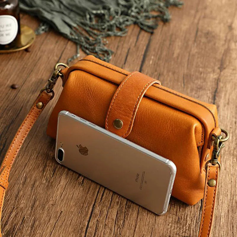 Herdis | Classic and compact bag in a warm cognac shade