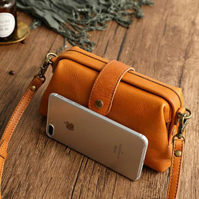 Herdis | Classic and compact bag in a warm cognac shade
