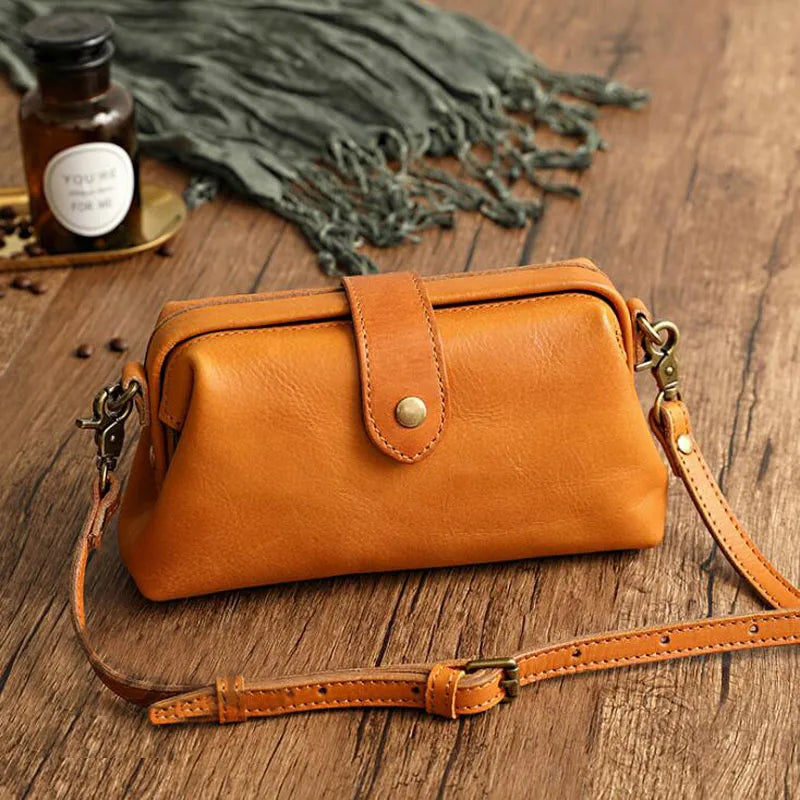Herdis | Classic and compact bag in a warm cognac shade