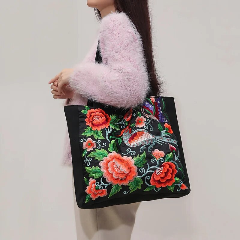 Ingleiv | Embroidered carrier net with artistic expression