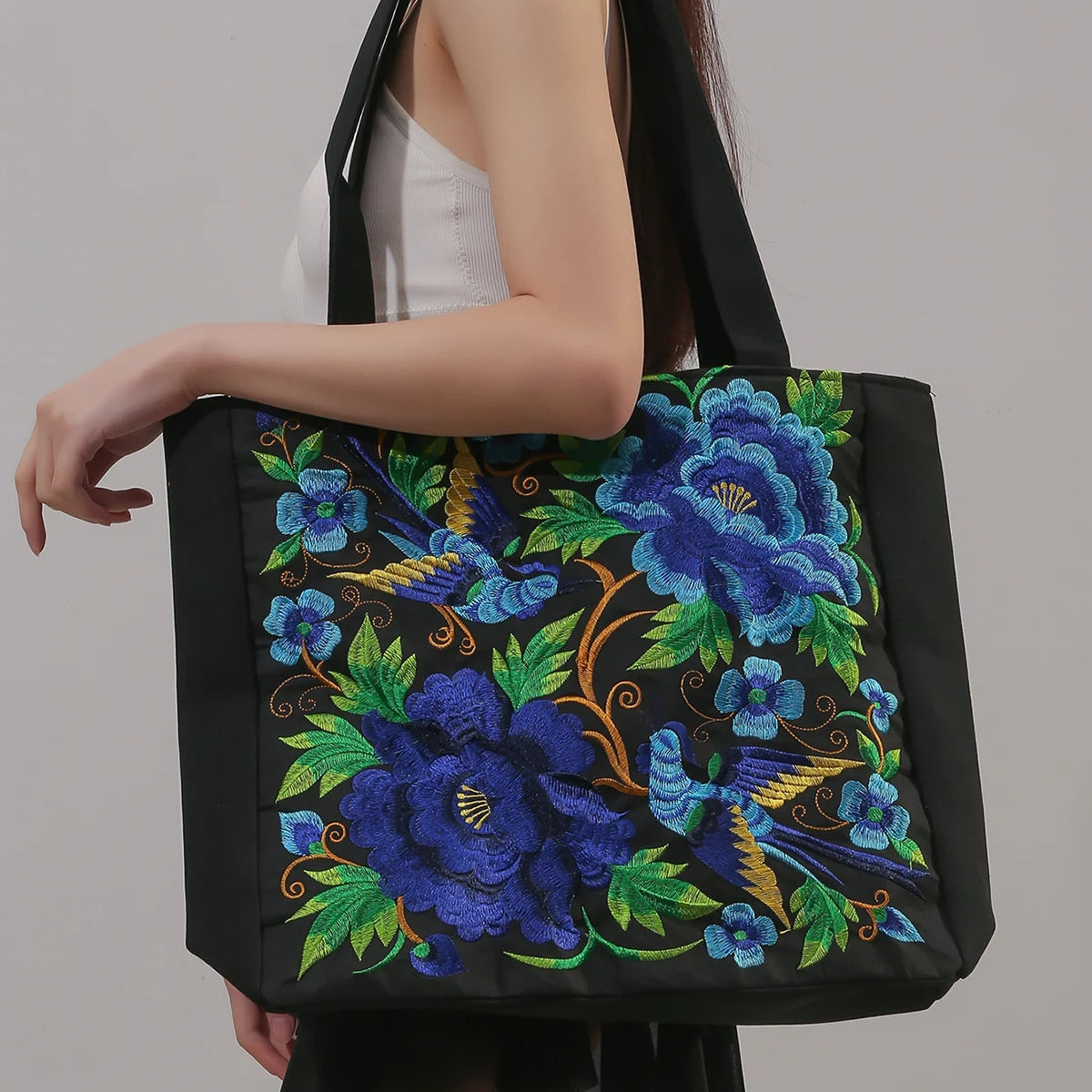 Ingleiv | Embroidered carrier net with artistic expression