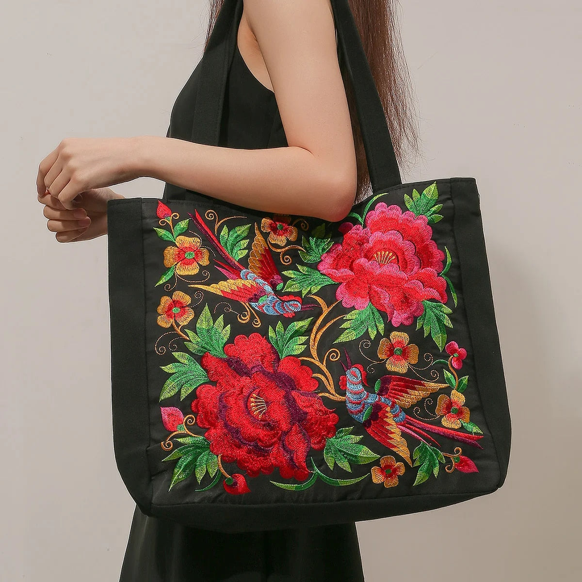 Ingleiv | Embroidered carrier net with artistic expression