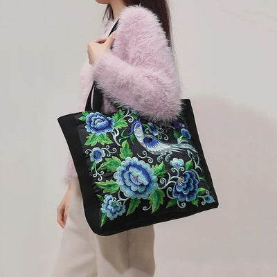 Ingleiv | Embroidered carrier net with artistic expression