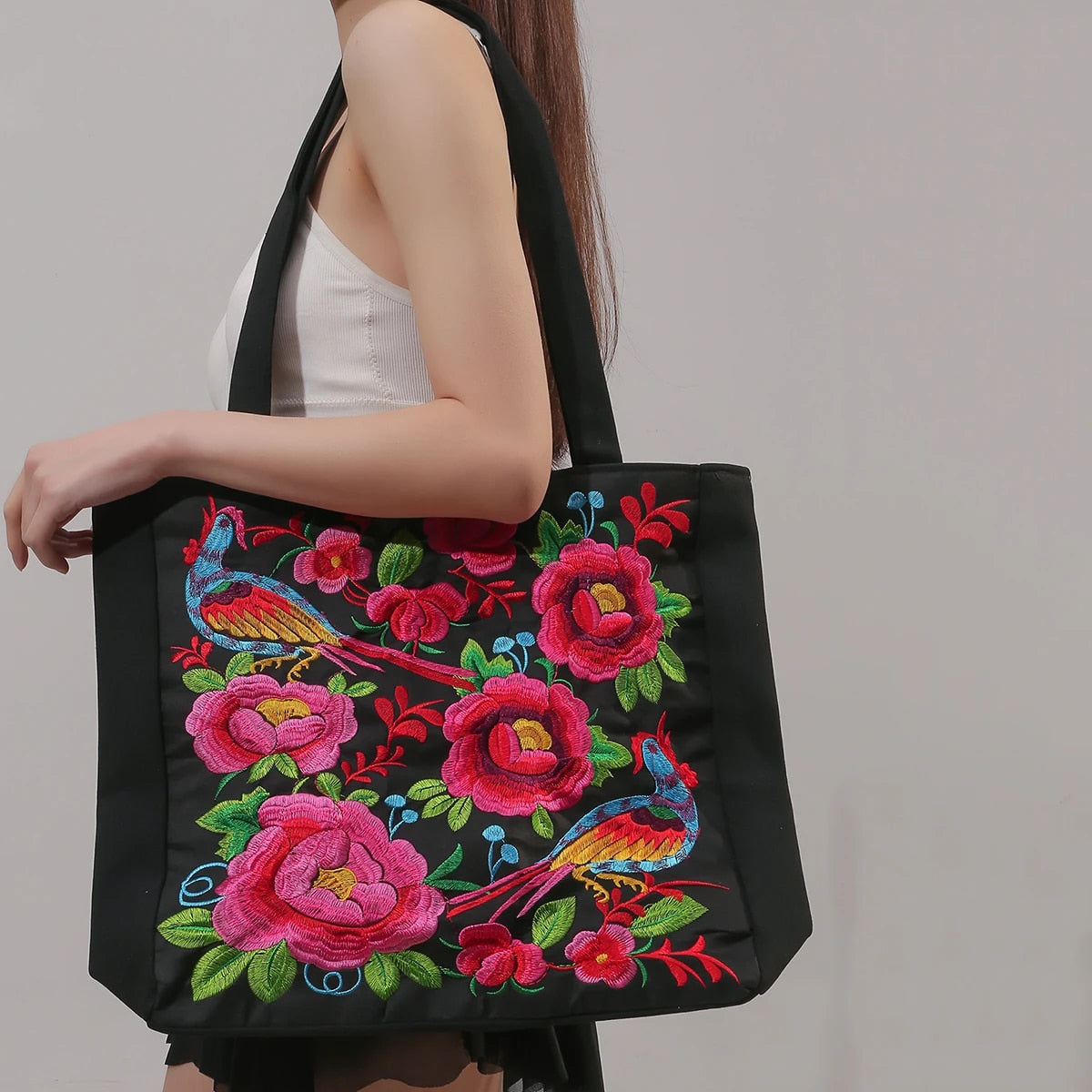 Ingleiv | Embroidered carrier net with artistic expression