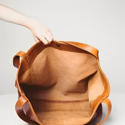 Brynfrid | Classic handbag with generous space