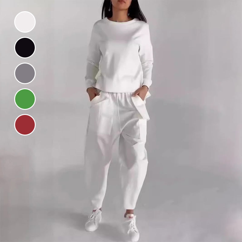 Sporty-casual women's suit with lots of pockets