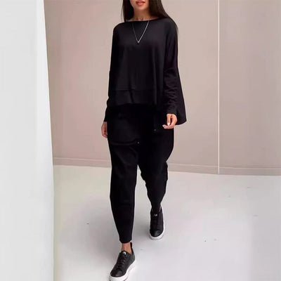 Sporty-casual women's suit with lots of pockets