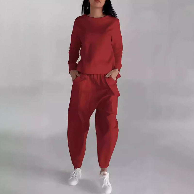 Sporty-casual women's suit with lots of pockets