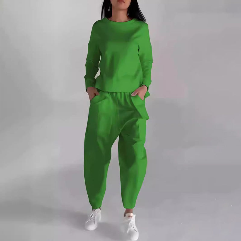 Sporty-casual women's suit with lots of pockets