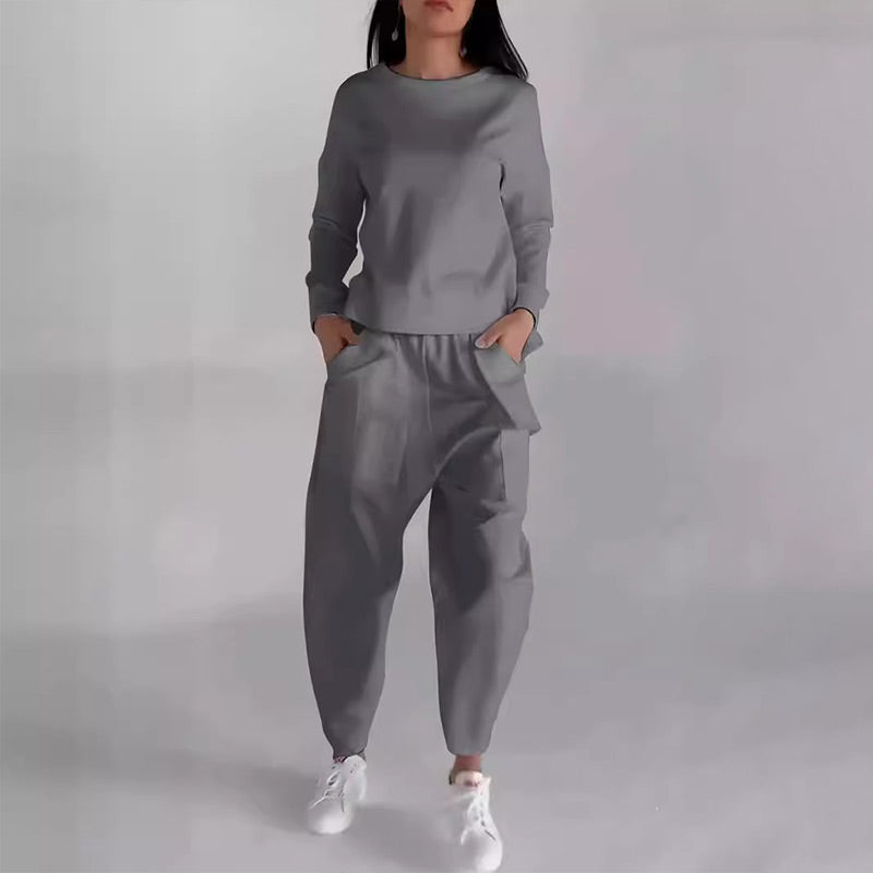 Sporty-casual women's suit with lots of pockets
