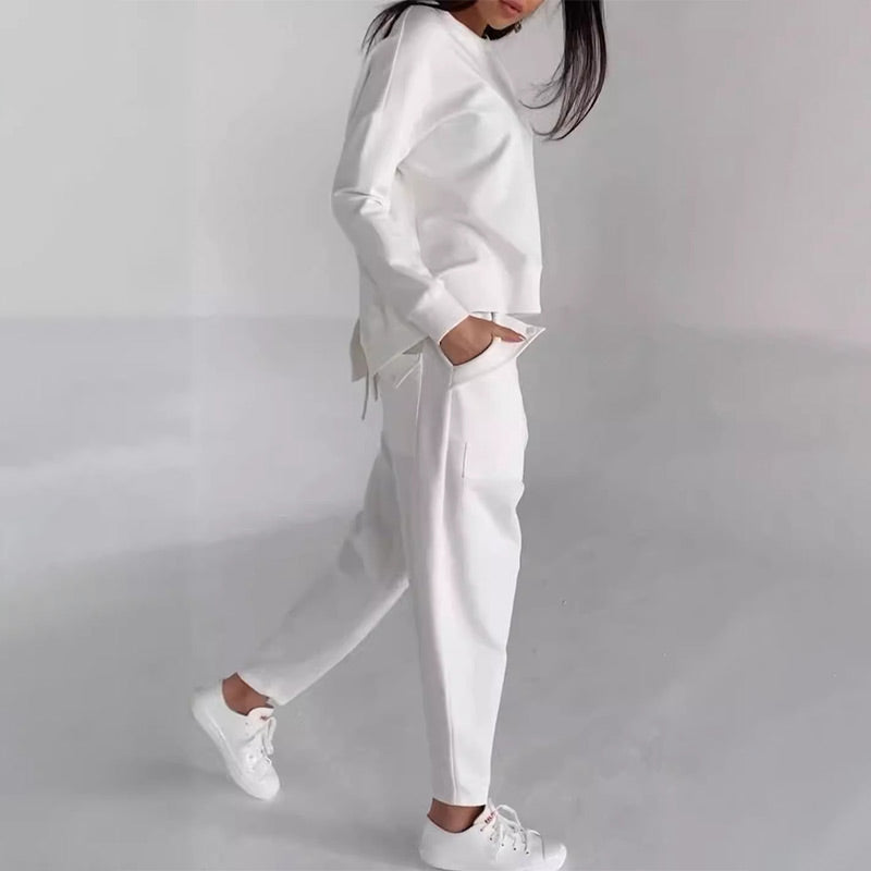 Sporty-casual women's suit with lots of pockets
