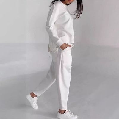 Sporty-casual women's suit with lots of pockets
