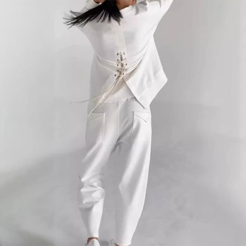 Sporty-casual women's suit with lots of pockets