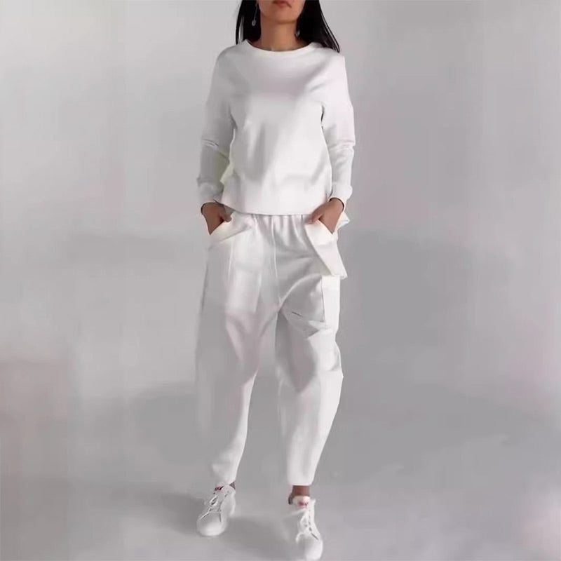 Sporty-casual women's suit with lots of pockets