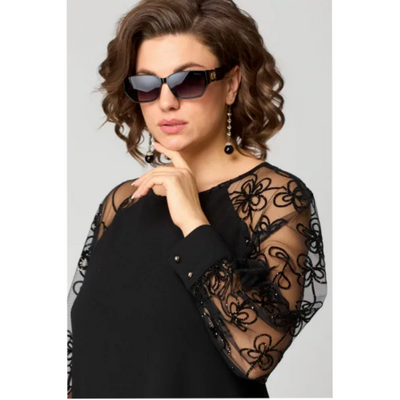 Lace patchwork dress with round neck and long sleeves