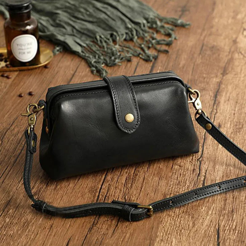 Herdis | Classic and compact bag in a warm cognac shade